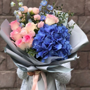 Сине-розовый букет с гортензией и розами