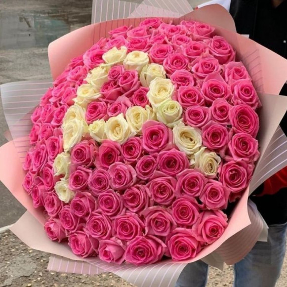 Букет 101 розовая роза с буквой и оформлением
