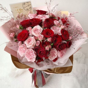 Сборный букет пионовидные и красные розы с упаковкой