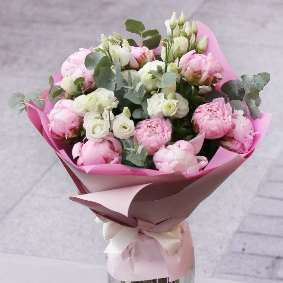 Букет розовые пионы и белая эустома с оформлением