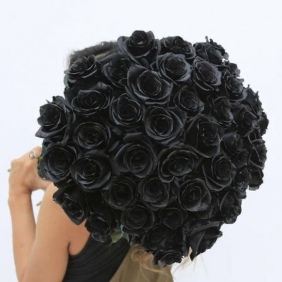 Букет 31 черная роза с лентами