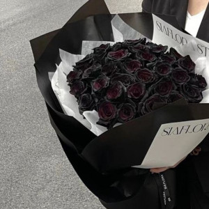 45 черных роз с упаковкой