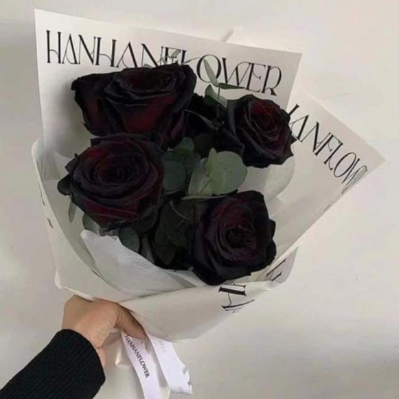 Букет 5 черных роз с эвкалиптом Москва