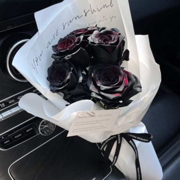 Букет 5 черных роз с упаковкой