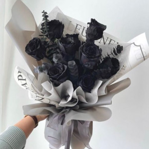 Букет 7 черных роз с эвкалиптом и упаковкой