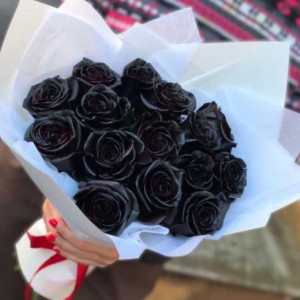 Букет 15 черных роз с белой упаковкой