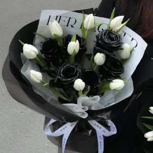 Букет черные розы с белыми тюльпанами