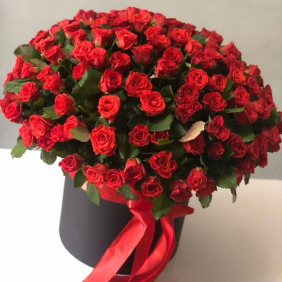 101 красная роза в черной коробке с зеленью в Москве