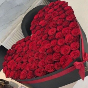 101 красная роза в черной коробке в виде сердца