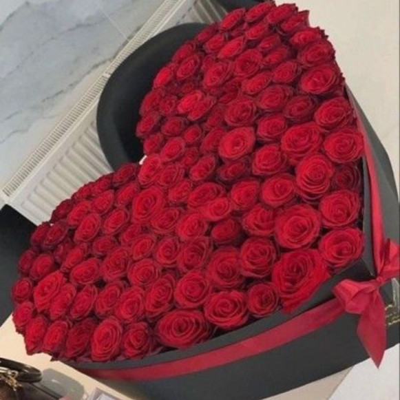 101 красная роза в черной коробке в виде сердца в Москве