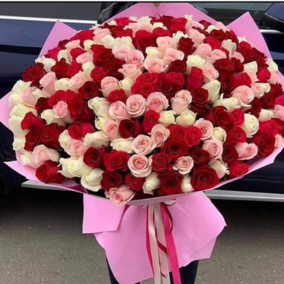 101 роза разноцветная в розовой упаковке в Москве