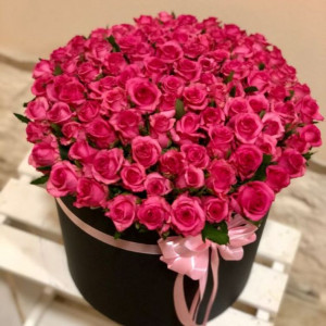 101 розовая роза в черной коробке с лентами
