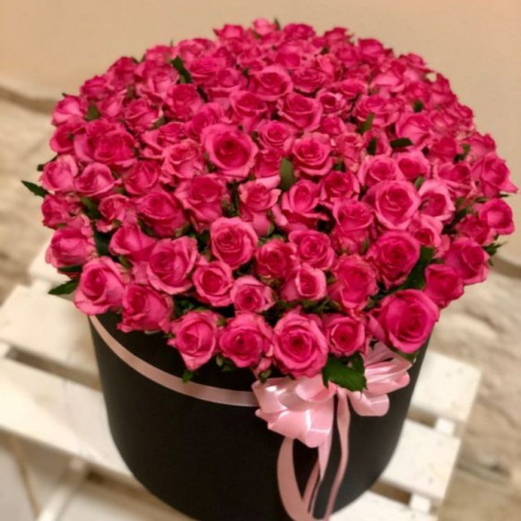 101 розовая роза в черной коробке с лентами в Москве