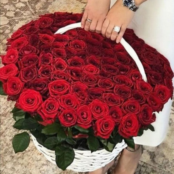 101 красная роза в белой корзине в Москве