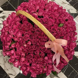 Большая корзина 101 ярко розовая роза с лентами