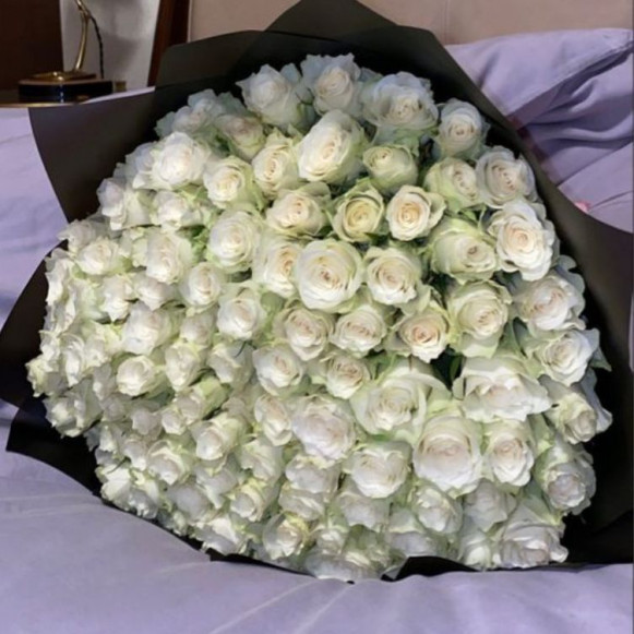 101 белая роза Кения в черной упаковке в Москве