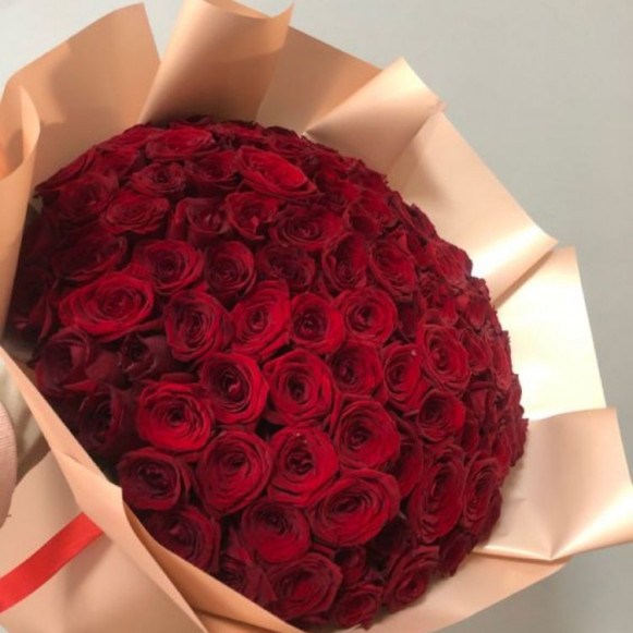 101 красная роза в бежевой упаковке