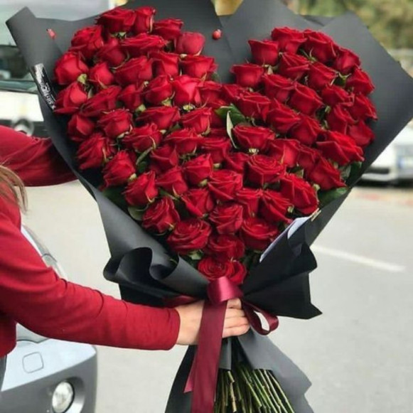 101 красная роза в виде сердца в черной бумаге в Москве