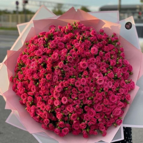 101 яркая кустовая роза с красивой упаковкой в Москве