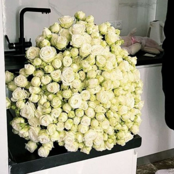 101 белая кустовая пионовидная роза с лентами в Москве