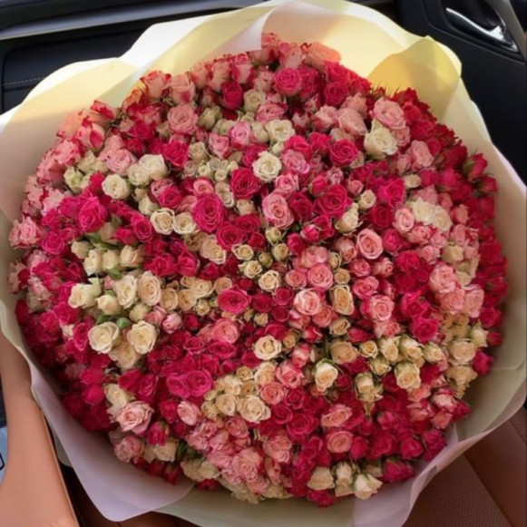 Букет из 101 разноцветной кустовой розы