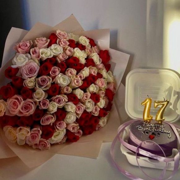 Букет 101 роза микс с оформлением и бенто-торт в Москве