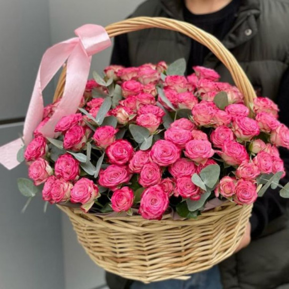 Корзина 101 розовая роза с лентами в Москве