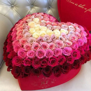 101 роза в коробке в форме сердца разноцветная с оформлением