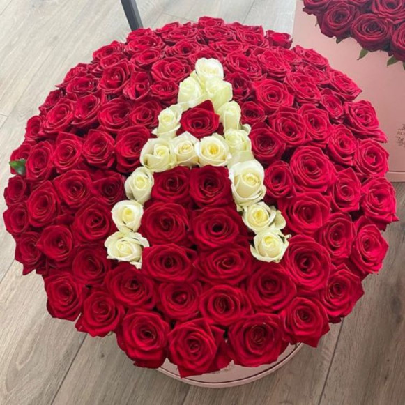 101 красная роза с буквой А из белых роз в розовой коробке в Москве