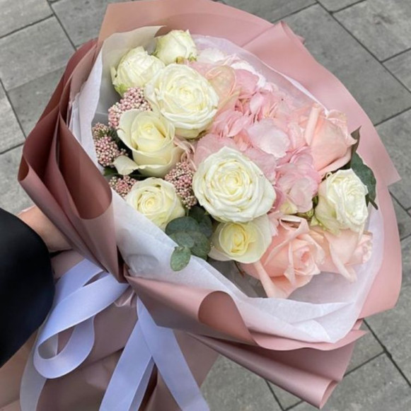 Букет 13 белых роз с гортензиеи и зеленью в Москве