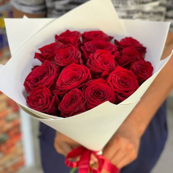 Букет 13 красных роз с упаковкой в Москве