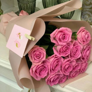 Букет 13 розовых роз с упаковкой