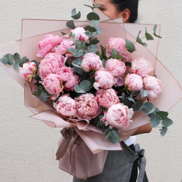 Букет 17 розовых пионов с эвкалиптом в Москве