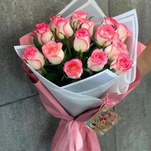 17 бело розовых роз с красивой упаковкой