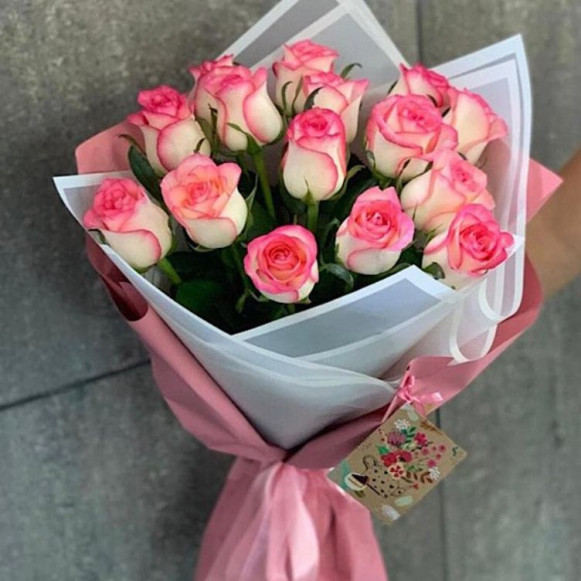 17 бело розовых роз с красивой упаковкой в Москве