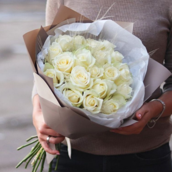 Букет 17 белых роз с красивой упаковкой в Москве
