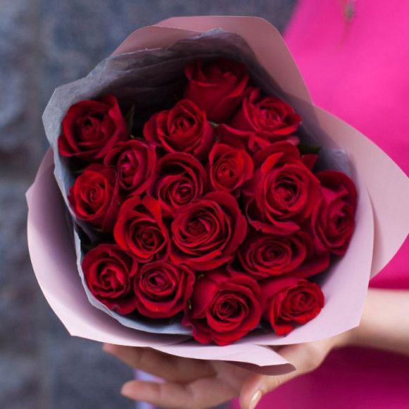 Букет 17 розовых роз с оформлением в Москве