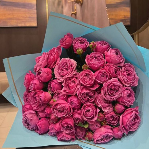 Букет 17 пионовидных кустовых роз с упаковкой в Москве