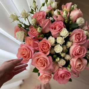 Букет 17 розовых и кустовых роз с лентами