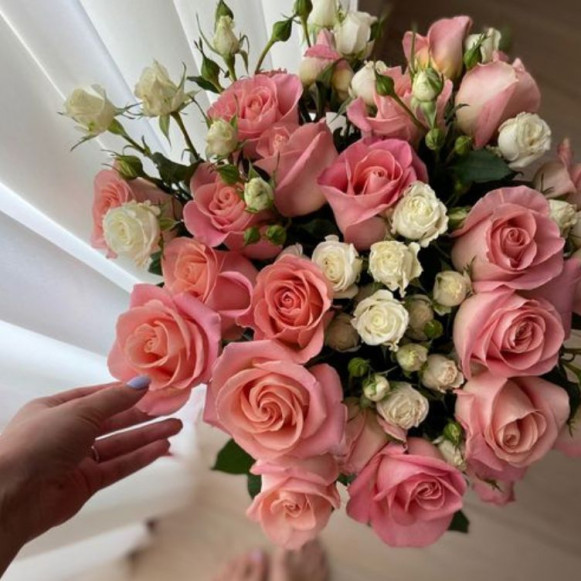 Букет 17 розовых и кустовых роз с лентами в Москве