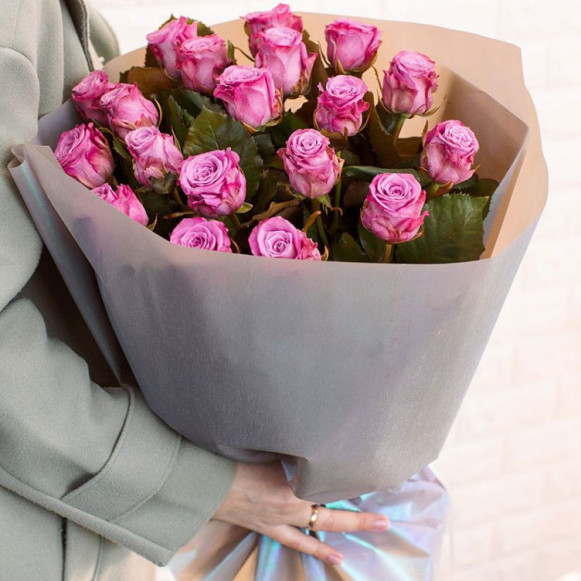 Букет 17 розовых роз с оформлением в Москве
