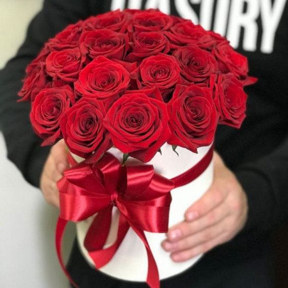 19 красных роз в коробке в Москве