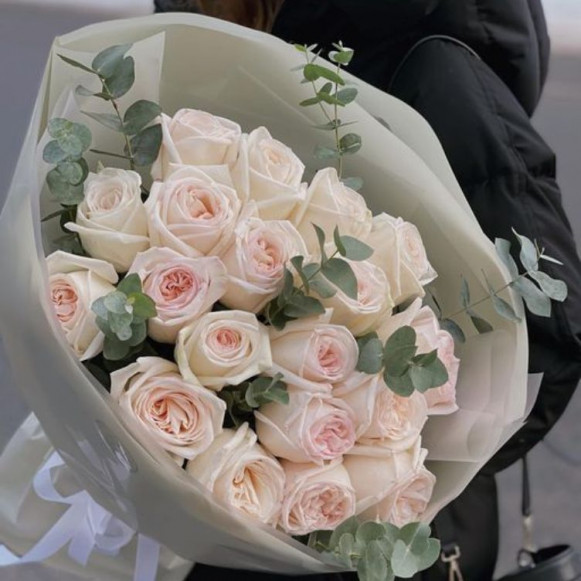 19 пионовидных роз с эвкалиптом в Москве