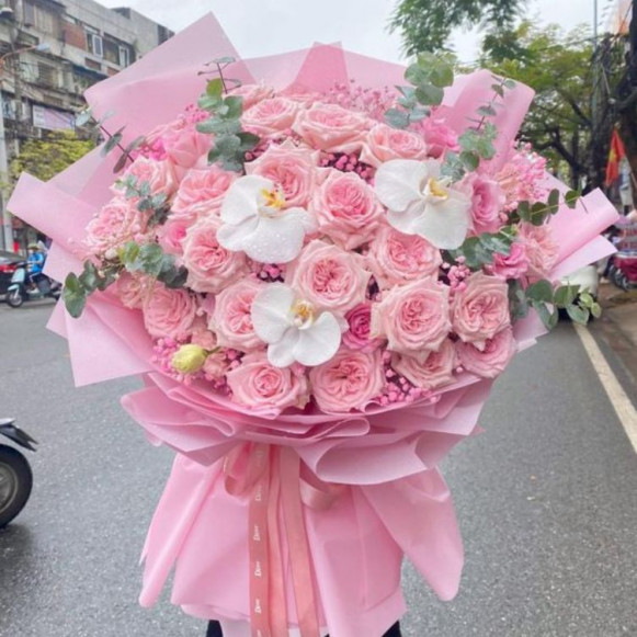 19 розовых пионовидных роз с гипсофилой и орхидеями в Москве