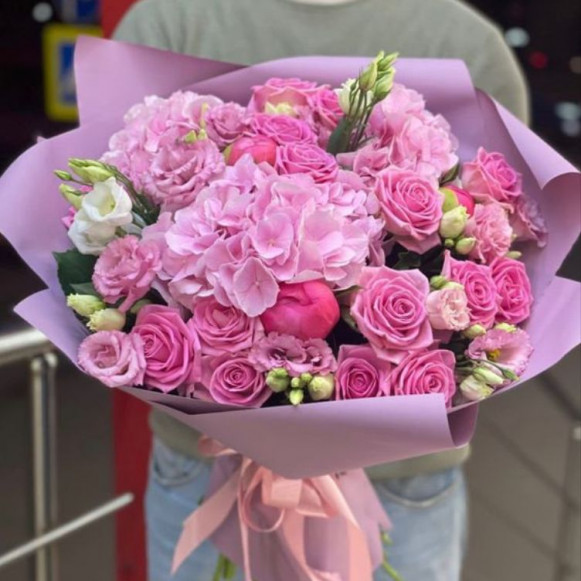 Букет розовых роз с гортензиями и пионами