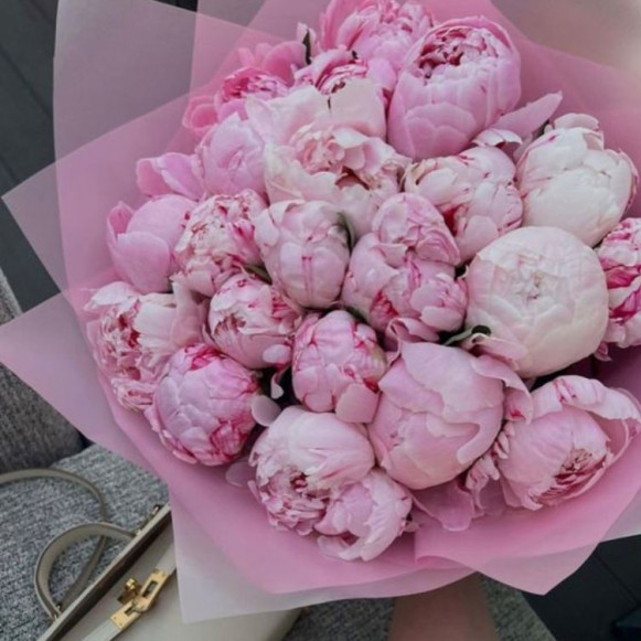 19 розовых пионов в розовой упаковке в Москве