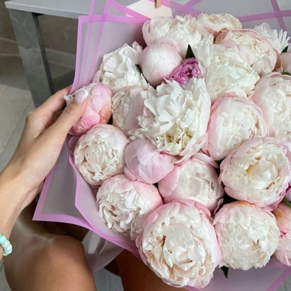 Букет 19 нежных бело-розовых пионов в Москве