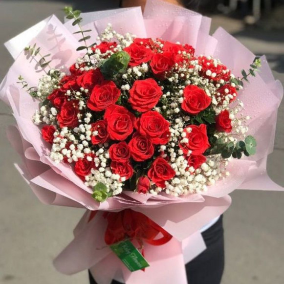 21 красная роза с белой гипсофилой в Москве