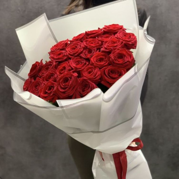 Букет 21 красная роза с упаковкой в Москве