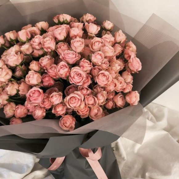 Букет 21 кустовая роза с упаковкой в Москве